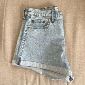 A&F High Rise “The Mom Short” Curve Love